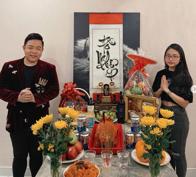 Bị phản ứng vì mặc áo ngắn hở eo thắp hương Tổ nghề, Phương Mỹ Chi nói gì? - ảnh 1