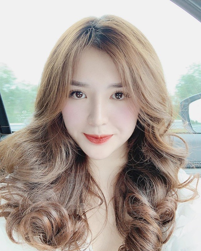 Ngồi rửa cả sân bát đũa, cô gái xinh đẹp bị nghi 'làm màu' - ảnh 2