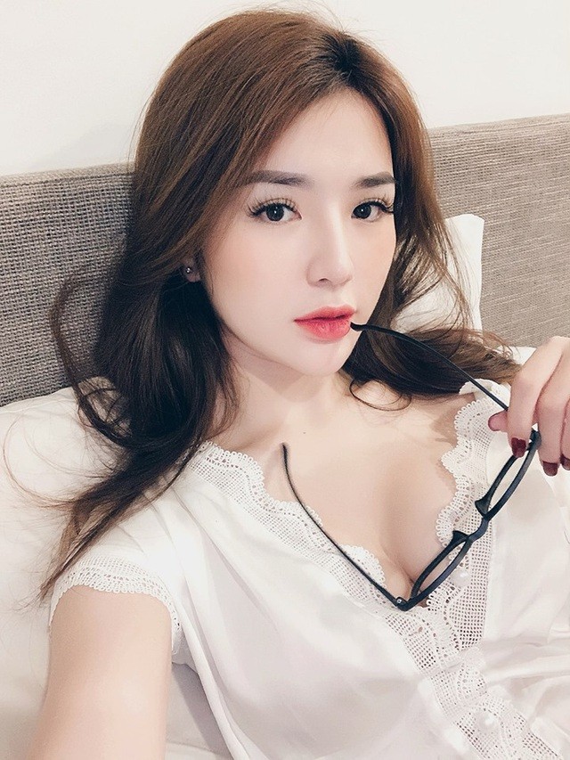 Ngồi rửa cả sân bát đũa, cô gái xinh đẹp bị nghi 'làm màu' - ảnh 1