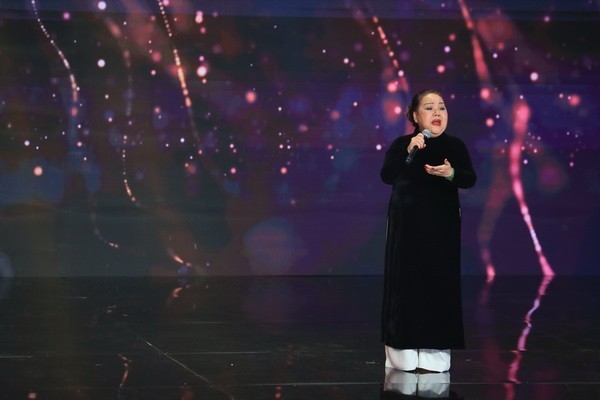 Showbiz 7/10: Giám khảo Britain's Got Talent mặc xuyên thấu khi mang bầu gây sốc - ảnh 3