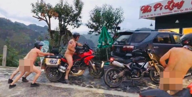 4 người đàn ông khỏa thân chạy xe máy, chụp hình ở Mã Pì Lèng gây phẫn nộ - ảnh 1