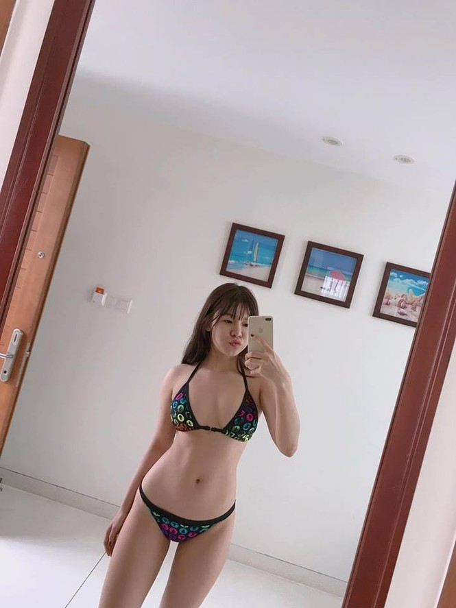 Trước trận gặp Malaysia, bạn gái Lâm Tây tung ảnh bikini cực ‘nóng’ - ảnh 2