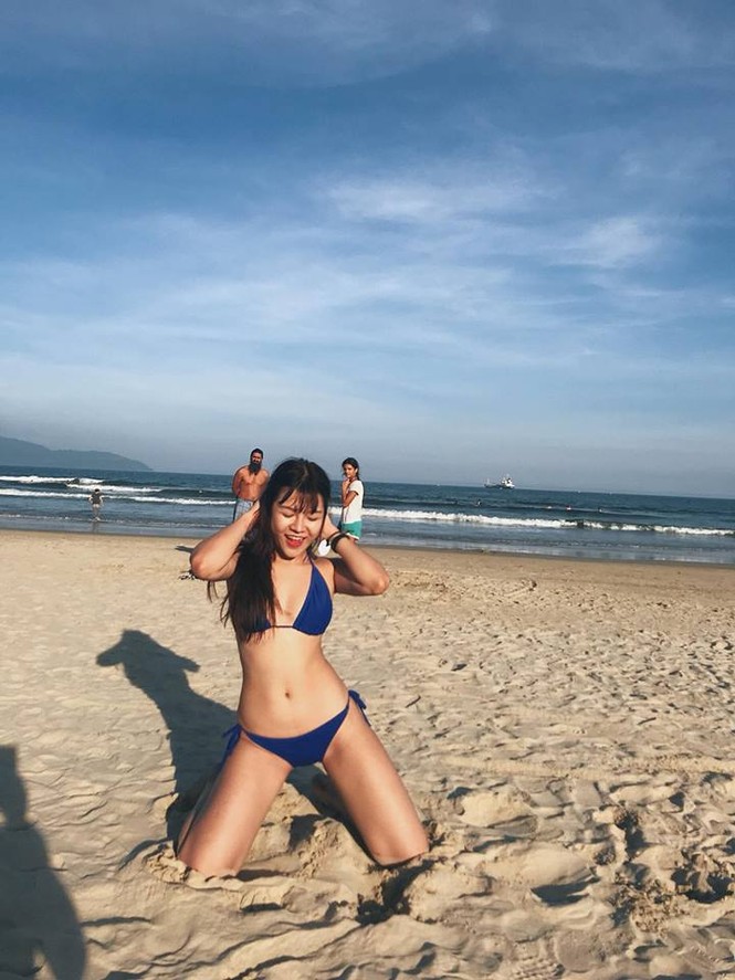 Trước trận gặp Malaysia, bạn gái Lâm Tây tung ảnh bikini cực ‘nóng’ - ảnh 6