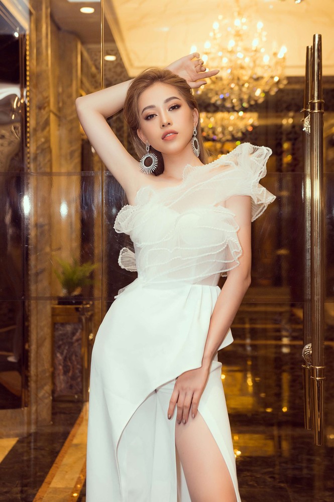 Hoa hậu Tiểu Vy gợi cảm hết cỡ trong thiết kế xẻ sâu vòng 1 - ảnh 9