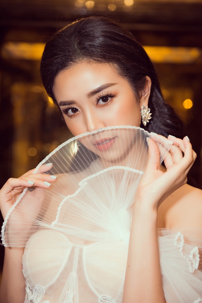 Hoa hậu Tiểu Vy gợi cảm hết cỡ trong thiết kế xẻ sâu vòng 1 - ảnh 12