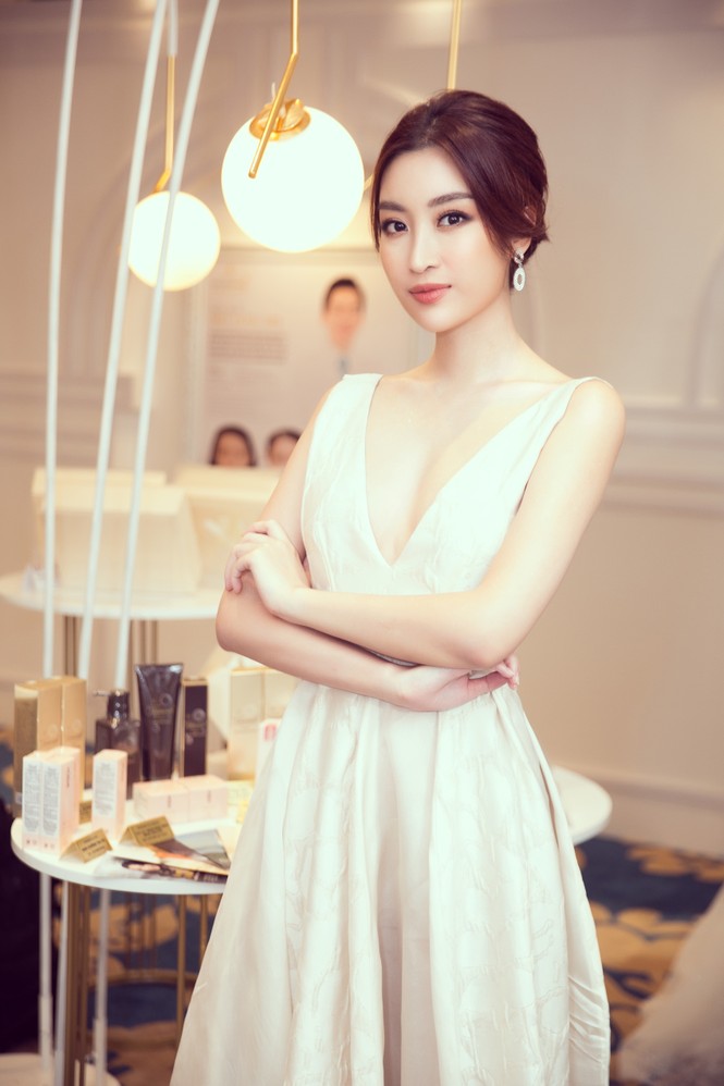 Hoa hậu Tiểu Vy gợi cảm hết cỡ trong thiết kế xẻ sâu vòng 1 - ảnh 5