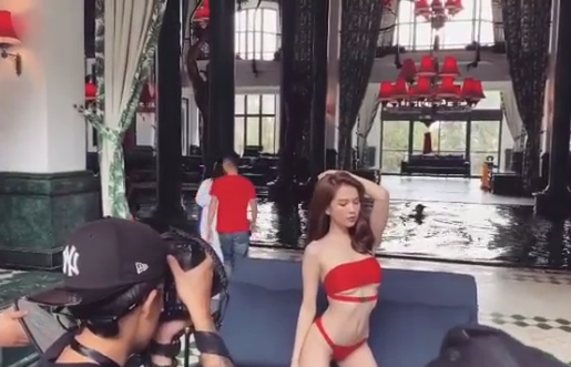 Clip hậu trường chụp ảnh bikini ‘nóng rực’ của Ngọc Trinh ở Sa Pa - ảnh 2