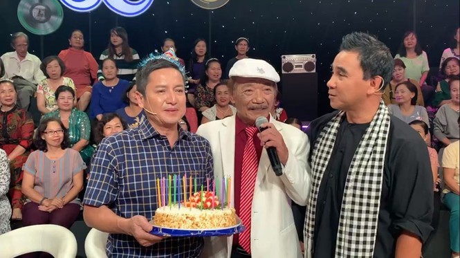 Showbiz 10/11: Đông Nhi, Ông Cao Thắng xuất hiện sau lễ cưới bạc tỷ - ảnh 1