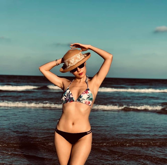 Loạt ảnh bikini nóng 'bỏng mắt’ của ca sĩ Phương Linh - ảnh 4
