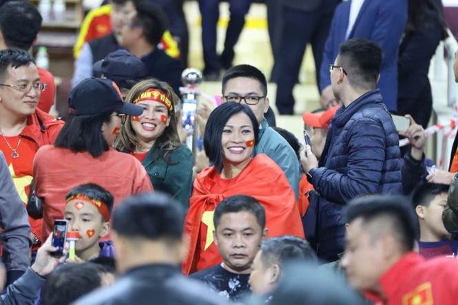 NSND Trung Anh ăn tạm bánh mì trên sân Mỹ Đình cổ vũ tuyển Việt Nam - ảnh 4