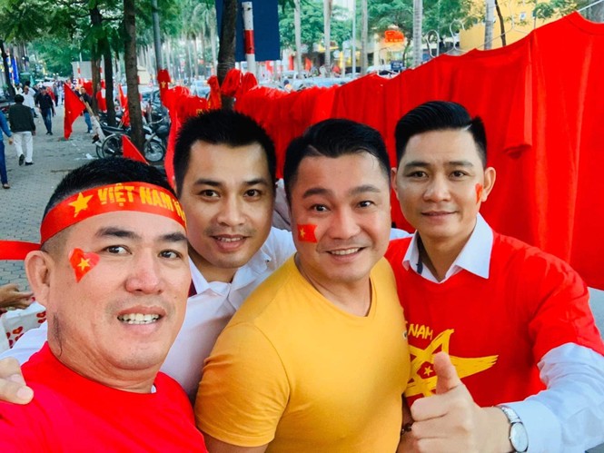 NSND Trung Anh ăn tạm bánh mì trên sân Mỹ Đình cổ vũ tuyển Việt Nam - ảnh 5