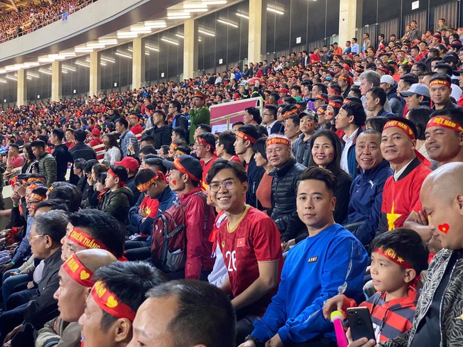 NSND Trung Anh ăn tạm bánh mì trên sân Mỹ Đình cổ vũ tuyển Việt Nam - ảnh 6