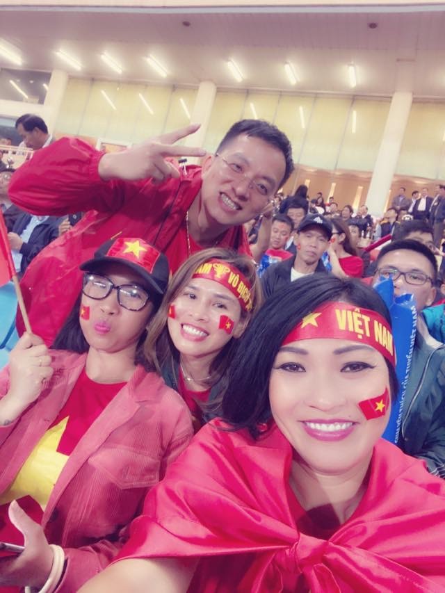 NSND Trung Anh ăn tạm bánh mì trên sân Mỹ Đình cổ vũ tuyển Việt Nam - ảnh 3