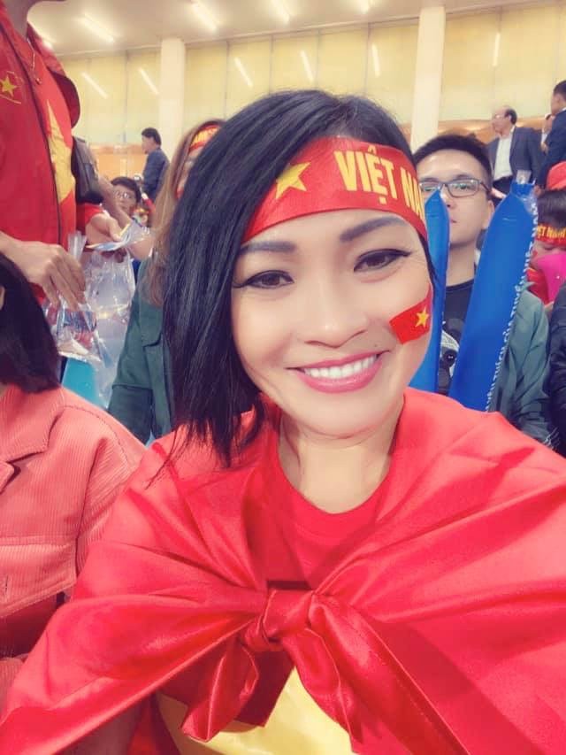 NSND Trung Anh ăn tạm bánh mì trên sân Mỹ Đình cổ vũ tuyển Việt Nam - ảnh 2