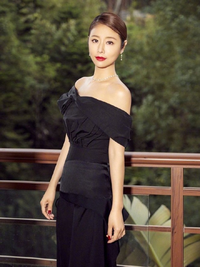 Showbiz 20/11: Lệ Quyên tung ảnh sexy khoe body săn chắc, quyến rũ - ảnh 5