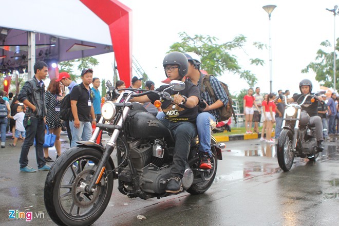 Biker Sài Gòn lái xe 'khủng' đội mưa tham dự lễ hội mô tô VN