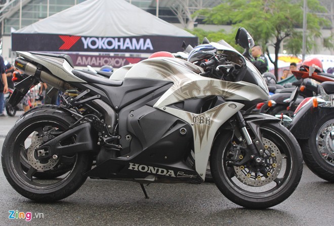 Biker Sài Gòn lái xe 'khủng' đội mưa tham dự lễ hội mô tô VN