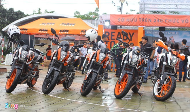 Biker Sài Gòn lái xe 'khủng' đội mưa tham dự lễ hội mô tô VN