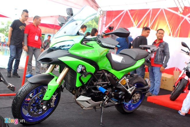Biker Sài Gòn lái xe 'khủng' đội mưa tham dự lễ hội mô tô VN