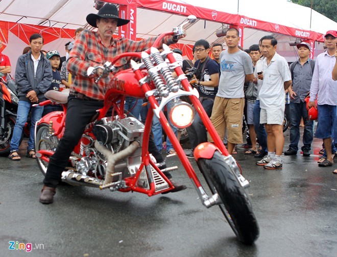 Biker Sài Gòn lái xe 'khủng' đội mưa tham dự lễ hội mô tô VN