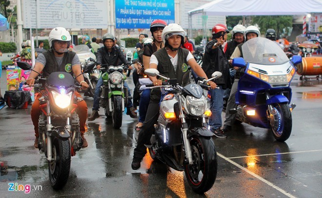 Biker Sài Gòn lái xe 'khủng' đội mưa tham dự lễ hội mô tô VN