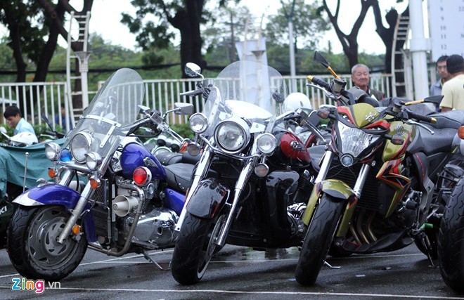 Biker Sài Gòn lái xe 'khủng' đội mưa tham dự lễ hội mô tô VN