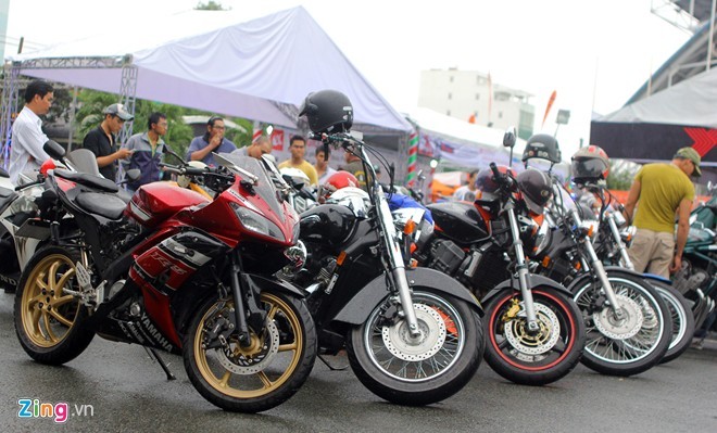 Biker Sài Gòn lái xe 'khủng' đội mưa tham dự lễ hội mô tô VN