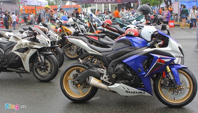 Biker Sài Gòn lái xe 'khủng' đội mưa tham dự lễ hội mô tô VN