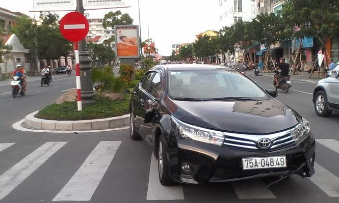 Xế hộp húc văng xe đạp, đâm vào đá rồi bay qua dải phân cách - ảnh 1