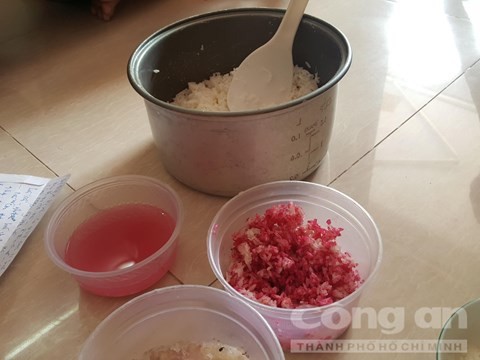 “Gạo lạ” ở Sài Gòn nấu cơm để qua đêm đổi màu đỏ quạch - ảnh 1