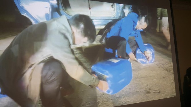 Giấu 300 bánh heroin trong can nhựa mang đi tiêu thụ - ảnh 1