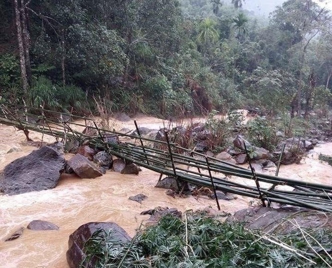 Núi lở, hàng ngàn m3 đất đá