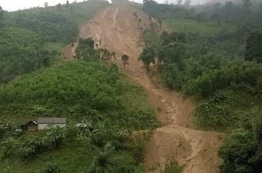 Núi lở, hàng ngàn m3 đất đá