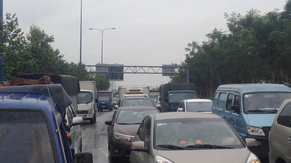 Hàng trăm ô tô 'chết dí' sau va chạm liên hoàn - ảnh 2