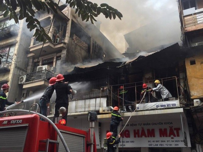 Cháy lớn ở phố Bát Đàn, khói đen kín trời - ảnh 5