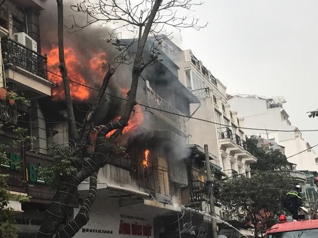 Cháy lớn ở phố Bát Đàn, khói đen kín trời - ảnh 3
