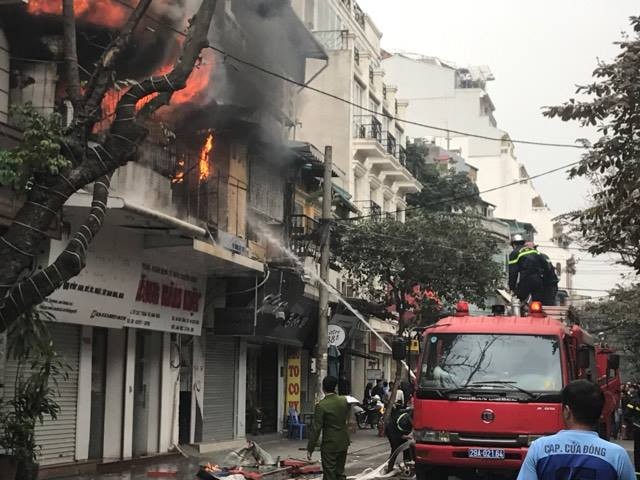 Cháy lớn ở phố Bát Đàn, khói đen kín trời - ảnh 4