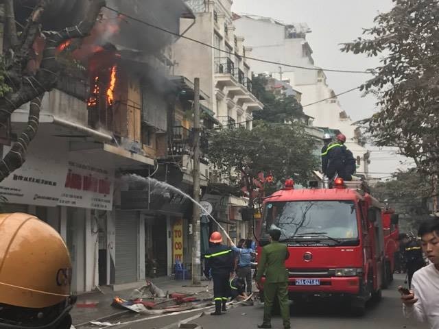 Cháy lớn ở phố Bát Đàn, khói đen kín trời - ảnh 2