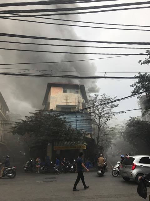 Cháy lớn ở phố Bát Đàn, khói đen kín trời - ảnh 1