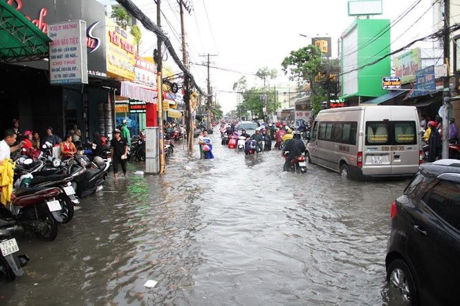 Đường phố ngập sâu, giao thông hỗn loạn trong cơn mưa chiều - ảnh 5