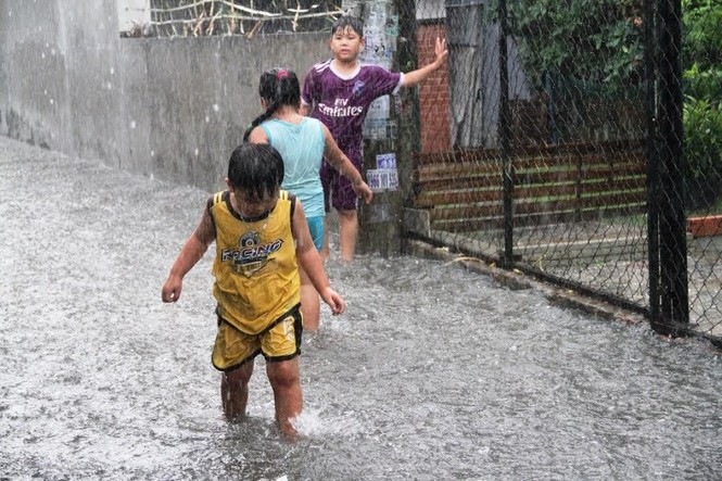 Đường phố ngập sâu, giao thông hỗn loạn trong cơn mưa chiều - ảnh 6