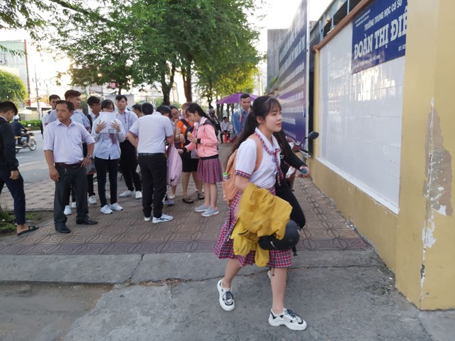 Ngày đầu thi THPT 2019: Siết chặt an ninh, cập nhật giải đề thi Ngữ Văn - ảnh 10