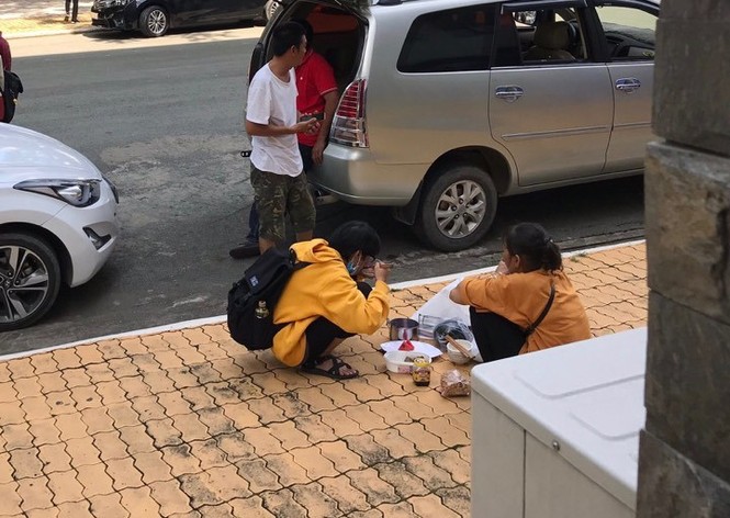 Bữa cơm giữa sân trường của người mẹ nghèo và cô sinh viên năm nhất - ảnh 1