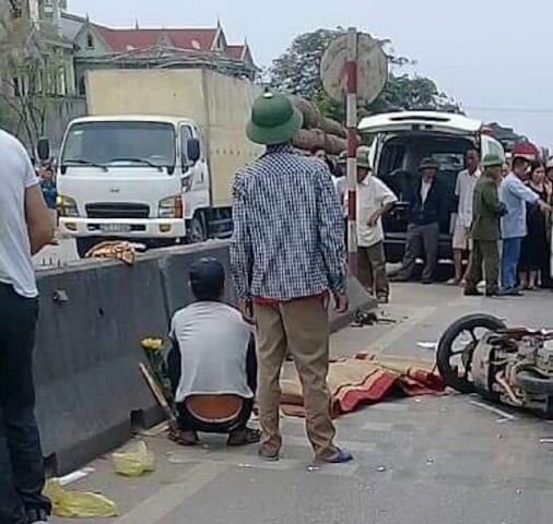 Kinh hoàng xe khách va chạm xe máy khiến 4 người thương vong - ảnh 2