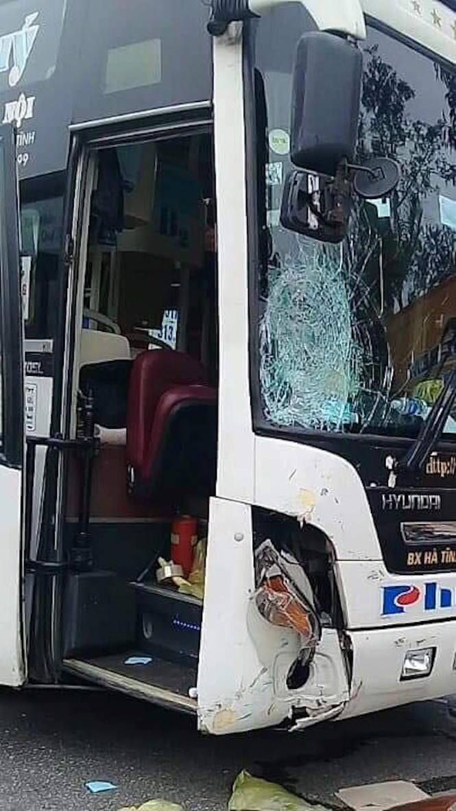 Kinh hoàng xe khách va chạm xe máy khiến 4 người thương vong - ảnh 1