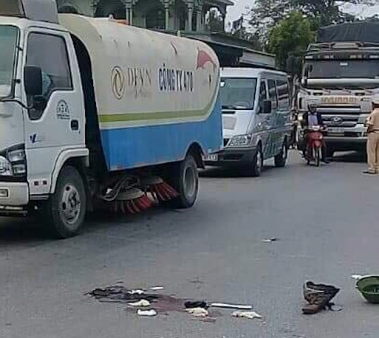 Kinh hoàng xe khách va chạm xe máy khiến 4 người thương vong - ảnh 3
