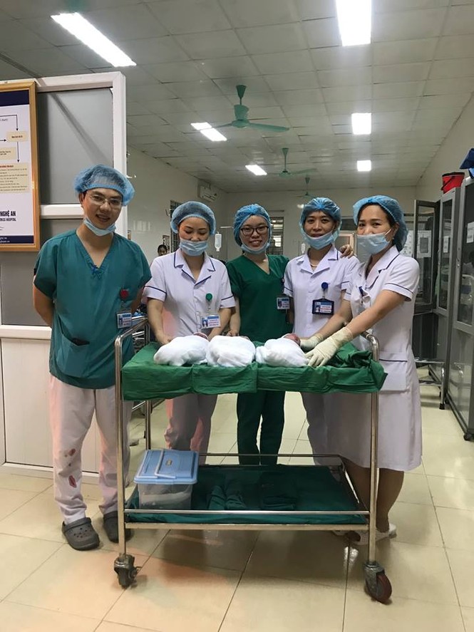 Nghệ An: Đỡ đẻ thành công cho sản phụ 23 tuổi sinh 3 hiếm gặp - ảnh 1