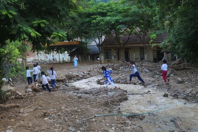 Giáo viên, học sinh biên giới lội suối, vượt đèo ngày khai giảng - ảnh 9