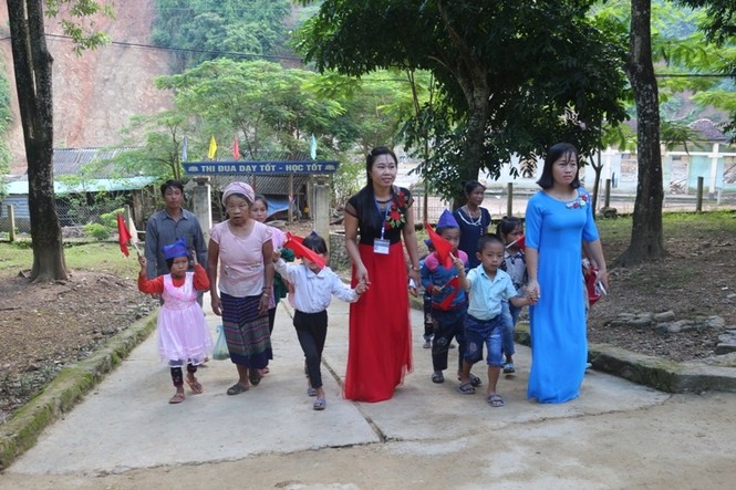 Giáo viên, học sinh biên giới lội suối, vượt đèo ngày khai giảng - ảnh 12