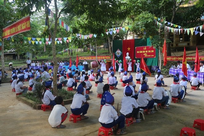 Giáo viên, học sinh biên giới lội suối, vượt đèo ngày khai giảng - ảnh 13
